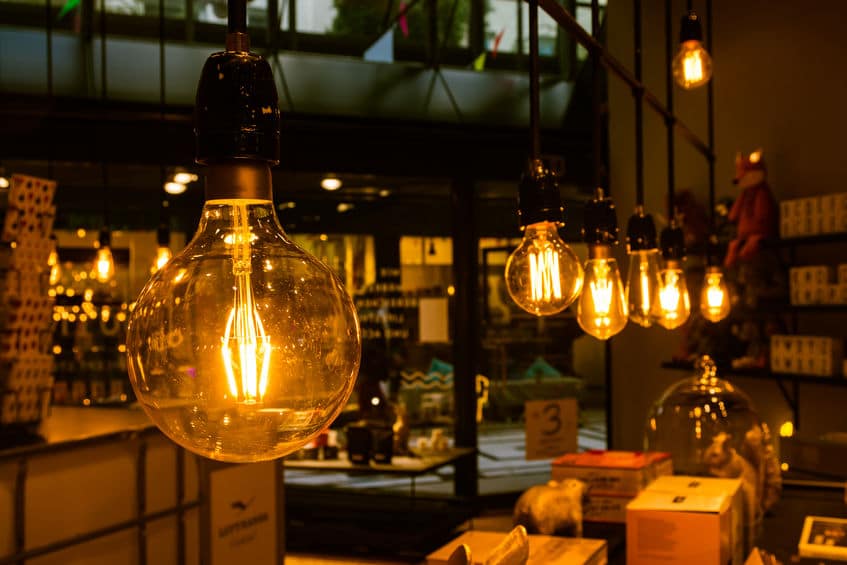 תמונה ראשית ליועץ למסעדות - בתמונה מנורות באור מעומעם בבר מעוצב
