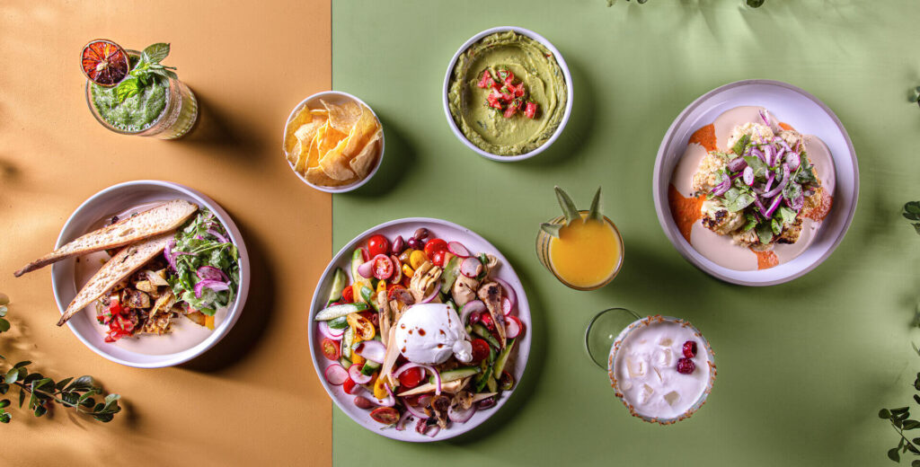 קפה פאזל - תמונה של מקבץ מנות על שולחן ממבט על